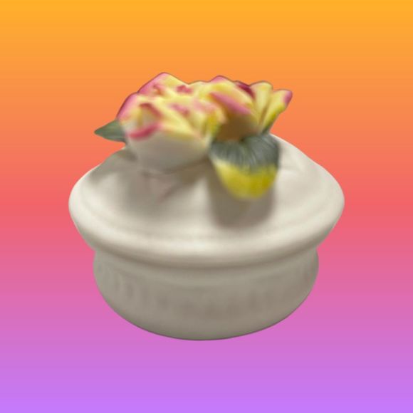 🎁 4 Victorian Trading Company Small Porcelain Trinket Box Applied Flowers - Picture 2 of 10